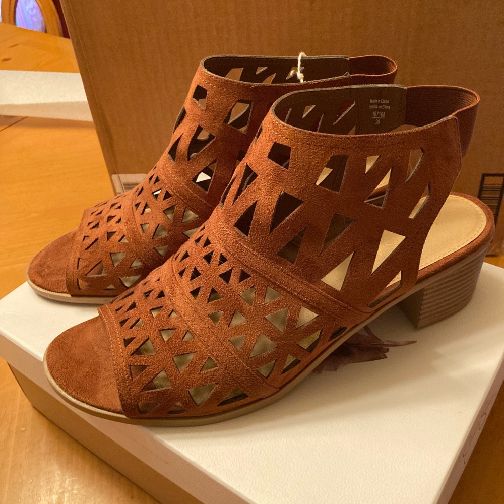 Women’s Shoes. American Eagle Brand. Size 12 W Color-Brown Suede. Brand New.